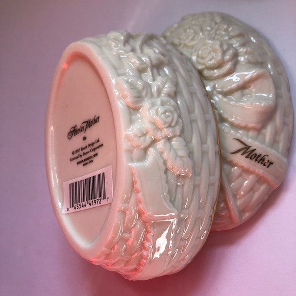 Enesco Forever Mother Basket Weave Trinket Box Roses & Bow Detail Ivory Gold - Picture 2 of 5